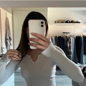 Vit långaärmad topp.  - En vit långärmad topp från H&M. Men en liten slitts i fram. 