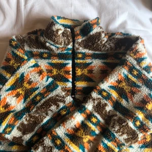 Fleecetröja - Något kroppad fleecetröja från Urban Outfitters, nypris 500kr säljer för 200kr