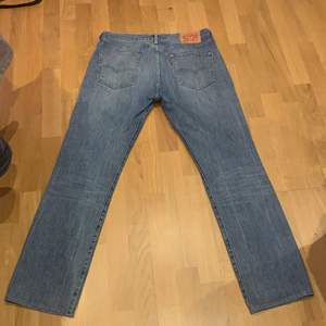 Fina Levis jeans som passar till lite allt möjligt, finns en fläck vid låren. Går säkert att tvätta bort