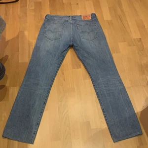 Levis - Fina Levis jeans som passar till lite allt möjligt, finns en fläck vid låren. Går säkert att tvätta bort