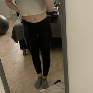 Svarta tights med lak ditaljer  - Svarta tights med lak ditaljer,använda ca två gånger, säljer då dom inte direkt har kommit till användning.inga skador eller liknande 