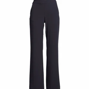 Mac kostymbyxor - Storlek 44 men något små i storleken så passar möjligtvis 42 bättre. Byxorna är endast använda 2 gånger så är nästan helt felfria. Mörkblåa. De är väldigt sköna samtidigt som de är otroligt snygga och eleganta. Midjan har resår och har varken knapp eller dragkedja. Har fickor. Köpta för 790 kr. 