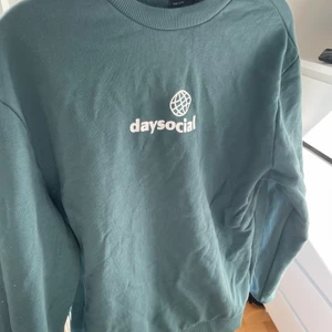 Grön sweatshirt - Säljer denna gröna sweatshirt ifrån Asos! Aldrig andvänt 