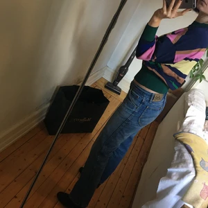 Multifärgad tröja - Ribbad midja och muddar som ger snygg siluett! Storlek 44, men passar all ifrån en 34 till 42 beroende på hur man vill att den ska sitta. Jag är 173 och brukar ha S/M i tröjor. Nopp-fritt material. Toppenfin 