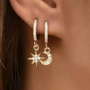 Hängörhängen - Guldiga hängörhängen som aldrig är använda😍 super fina😍 