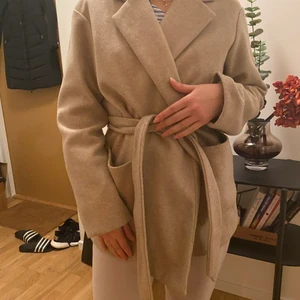 Kappa - Kappa från Zara super fin och i storlek XS men passar lätt en S också. Endast använd en gång. Då många är intresserade av denna så startade jag en budgivning. Budgivningen börjar från 280kr.