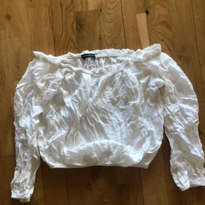Vit offshoulder topp  - Vit offshoulder topp mjuk och luftig volanger vid axlarna annars raka resår. XS