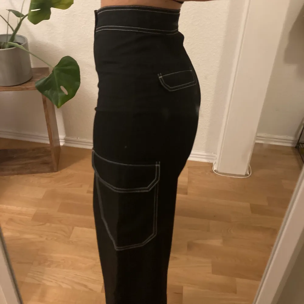 Svarta cargobyxor från Monki. Vida, lite croppade ben och sitter tight i midjan. Supersköna och snygg passform!. Jeans & Byxor.