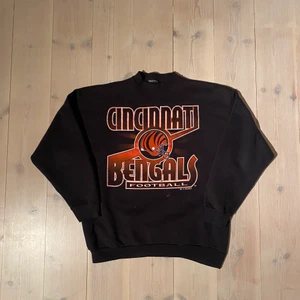 Vintage Rhinestone sweatshirt - En riktigt unik och ovanlig 1/1 tryckt på en sweatshirt från 1996 av märket martyr underground eller mudg. Den ända som finns i världen helt änkelt. Skick 8/10 lite små flaws men i stortsätt bra skick! Den har ingen storleks lapp men sitter som en boxy M.