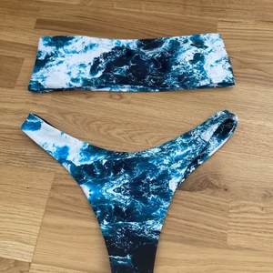 Zaful bikini - En supersnygg och populär bikini med ett våg-mönster! Den är lite mer turkos än vad bilderna visar. Endast använd fåtal gånger! Sjukt fin på sommaren. Båda delar är i storlek 36! Alla bikinis skickas nytvättade!