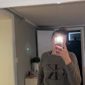Calvin Klein tröja - Sitter som en croppad M eller normal S. Skickas mot fraktkostnad
