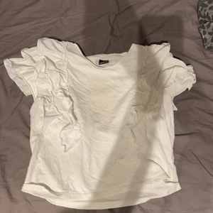 vit topp med volanger  - säljer denna Topp som är lik den populära zara toppen med volanger. ❤️ säljer pga av att jag inye får någon användning utav den. super fin bra skick. 