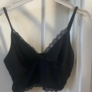 Svart topp - Svart topp med spets🖤 strl S