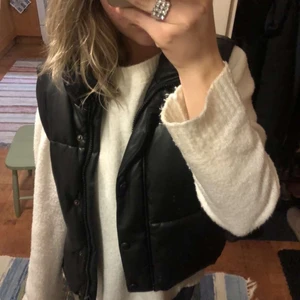 Väst - Jätte fin ”läder” väst från zara som är perfekt nu till våren. Säljs då den inte kommer till användning längre,  