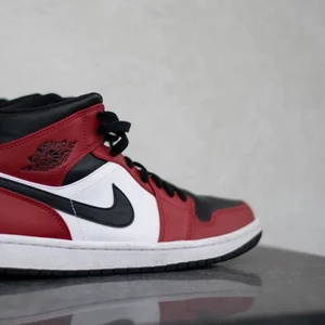 Air Jordan 1 mid Chicago Black Toe (41) - Jag säljer skor Air Jordan 1 mid i färgerna Chicago Black Toe släpps 2020. Skorna hade bara ett par resor, all smuts är synlig på bilderna, lädret är i mycket gott skick, naturliga rynkor som lätt kan repareras med rätt. För fler bilder och frågor vänligen kontakta mig på privat. I uppsättningen lägger jag till originalförpackningen.  