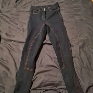Ridbyxor  - Säljer ett par ridbyxor, jag har aldrig ridit i dom.