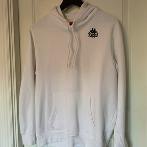 Vit Kappa hoodie - Vit Kappa hoodie i storlek medium. Väldigt skön och passar till allt! 