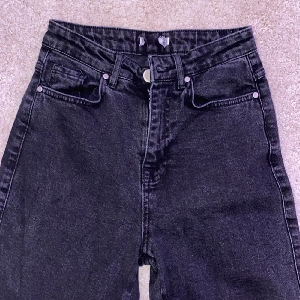 Säljer mina Svarta Madlady jeans i storlek EU:30-L28.  Har klippt bort lappen på jeansen eftersom den irriterande huden. Gott skick, använt ca 5 gånger. Orginalpris 549kr, säljer för 300+frakt🧸🧸. Jeans & Byxor.