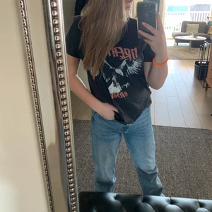 T-shirt med tryck - En t-shirt med tryck som bara är använd någon gång. Bra skick och väldigt bekväm. Bra passform. Köpt på Gina för något år sedan. Lite liten i storleken, skulle säga att det är som S i storlek. 