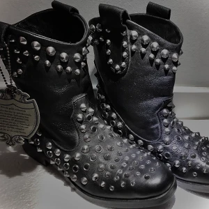 Boots-känga!  - Världens snyggaste kängor från NOVITA!!   Svarta skinn med nitar. Dessa har attityd!!! Oanvända med tags och prislappar kvar. Vart för små för mig. Dessa är stlk 36. Nypriset är 1999kr och jag säljer dessa endast för 600kr. Kan skickas. 