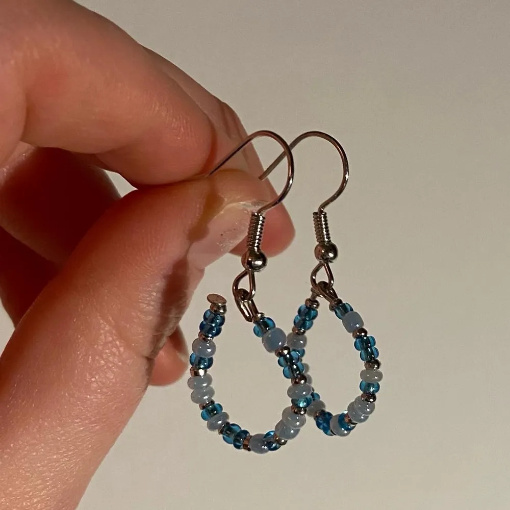Två par fina, handgjorda örhängen som kostar 30 kr per styck. De är nyckelfria och superfina✨. Asusteet.