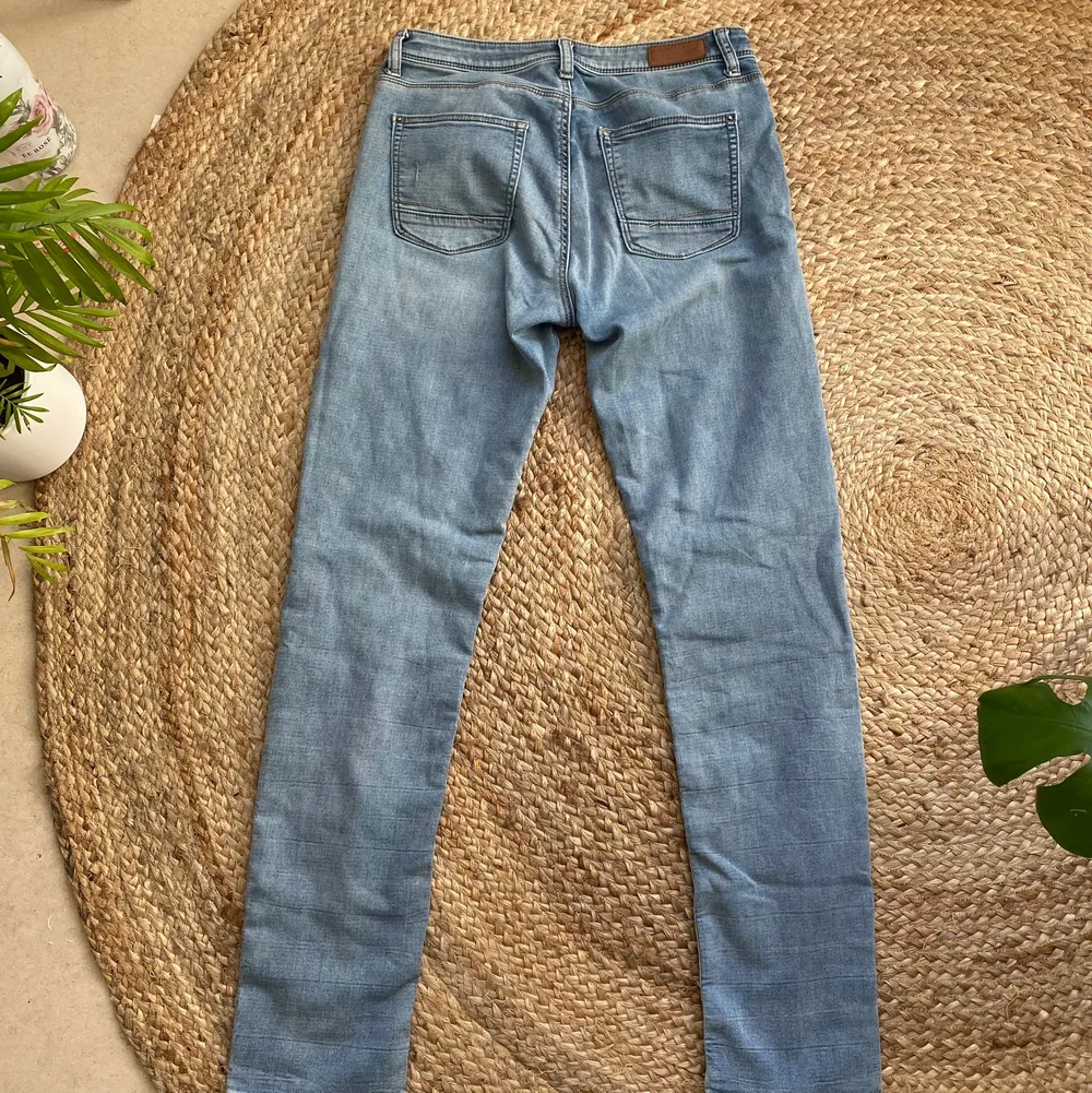 Jättefina och sköna lågmidjade jeans!! Strl 29 men för långa för mig som är 162, skulle kunna passa 170+ om man inte älskar stora jeans såklart! Annars jättebra kvalite och snygg passform🤩. Jeans & Byxor.