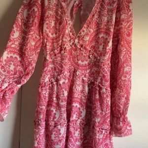 Rosa klänning - Rosa mönstrad klänning med öppen rygg. Köpt från boohoo, aldrig använd. 💖 köparen står för frakt