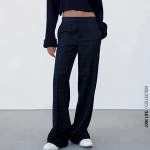 Rutiga zara byxor!! - Så fina rutiga byxor från zara, endast använda ett fåtal gånger så i jättefint skick med supersnygga slitningar längst ner då de är lite långa på mig💗 Helt slutsålda på hemsidan💗💗 Köp direkt för 450+frakt💗