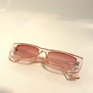 Coola rosa solglasögon som inte kommit till användning, inte använda mer än 5 gånger. I nyskick, fodralet på sista bilden medföljer💗 Frakten betalas av köparen