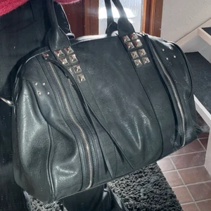 Super cool handväska! - Säljer en super cool handväska som är köpt på secondhand. Skulle passa perfekt som weekendbag eller skolväska då den är väldigt rymlig. Är i bra skick!!