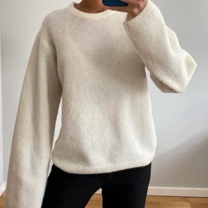 Lånade bilder! Superin stickad tröja! - Lånad bild! Säljer denna fina stickade tröja från other stories. Strl s, passar allt från xs till m skulle jag säga! Inte använd så mycket därav fint skick! Vid frågor eller fler bilder skriv privat! Bud på 420kr!!