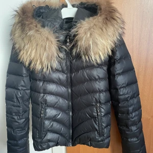 Päls jacka - En ny chealsea jacka, ganska populär. Säljer den för den för liten för mig. Det finns inga skador på jackan. Priset kan diskuteras, köparen står för frakten.