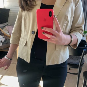 Kavaj  - Kavaj köpt second hand för något år sedan, men är i jätte bra skick. Går att använda både som jacka nu till våren eller som kavaj!🙌🏼💕