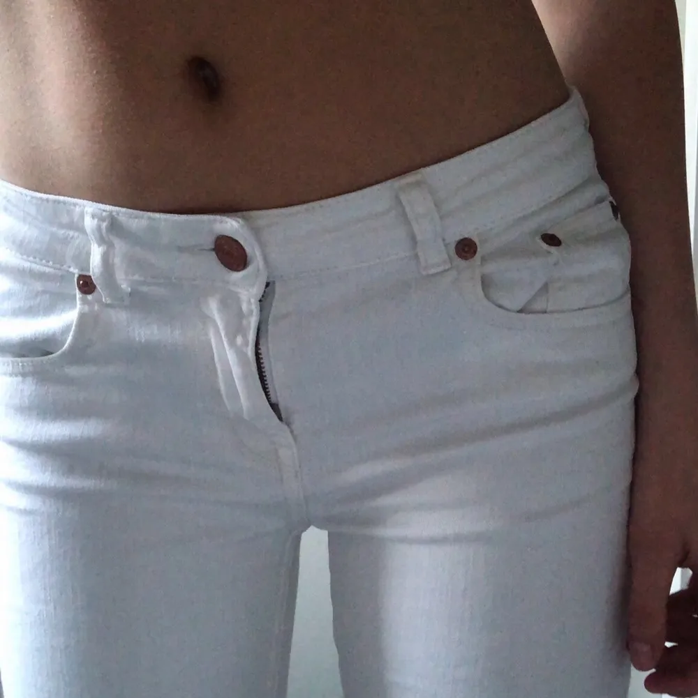 Skiiitsnygga, vita, lågmidjade, skinny jeans. De är inte används mycket alls. Det är storlek 40 men passar mig som är 36/38. Det finns en liten fläck på framsidan nedanför fickan men den är knappt synlig.. Jeans & Byxor.