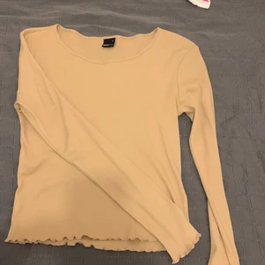 Svea t-shirt + Gina topp - Gina toppen är beige och i väldigt stretchigt matetial, strl M. Svea toppen är i storlek S (lite oversized) och har en liten v-ringning. Jag säljer båda för 130kr, men vill du ha en av de får du den för 80kr.