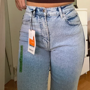 Pull & Bear Slim Mom Jeans - Aldrig använda. Jag är 159 cm och de är perfekta i längden.