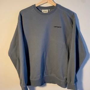 Carhartt sweatshirt XS - Carhartt sweatshirt. Textilfärgad till fin blå, vilket gör den unik ;) Fint skick, knappt använd 