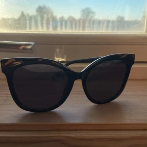 Solglasögon från Ginatricot  - Köpte dessa solglasögon från Gina i somras! Super fina i svart. Köpte de för 119kr och säljer de för ändast 50kr + frakt 