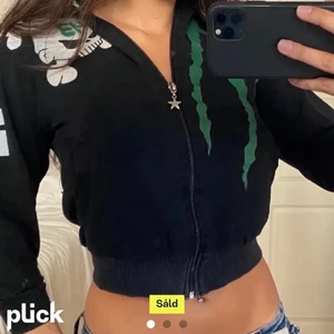monster zip hoodie - köpt på plick men ångrade mig, (förra ägarens bilder)