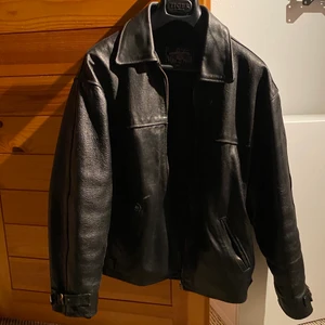 Svart skinnjacka - Sjukt snygg svart vintage skinnjacka i bra skick och uppskattad storlek M 💗