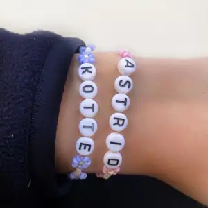 Specialbeställda armband! Beställ med valfritt namn eller text! Du kan även välja annan färg på blommorna! 🎨 🥰❤️😍