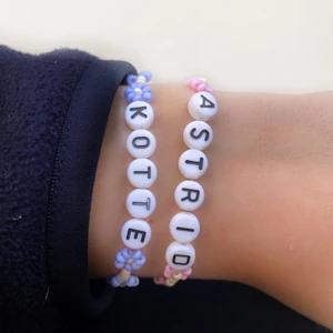 Pärlarmband  - Specialbeställda armband! Beställ med valfritt namn eller text! Du kan även välja annan färg på blommorna! 🎨 🥰❤️😍