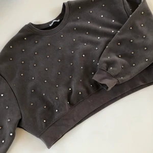 ZARA tröja - Använt plagg med utan skråmor eller märken. Croppad modell på tröjan i strl S. 