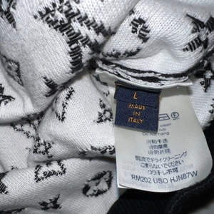 Louis Vuitton tröja - Kvitto och box finns, använt 1-2 gånger, vid snabb affär kan priset diskuteras. Om ni vill att jag ska frakta den kan jag stå för betlalningen😄