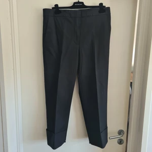 COS kostymbyxor strl 42 - Svarta kostymbyxor med detalj på ankeln, straight och causal fit