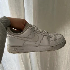 Nike air force 1  - Säljer dessa jätte fina skor. Kommer inte till användning längre. Dom är i fint skick. Tycker dom ser smutsigare ut på bild än i verkligheten. Hör av er vid fler frågor. Storlek 38. Ansvarar ej för postens slarv slarv🌸🤩🤩