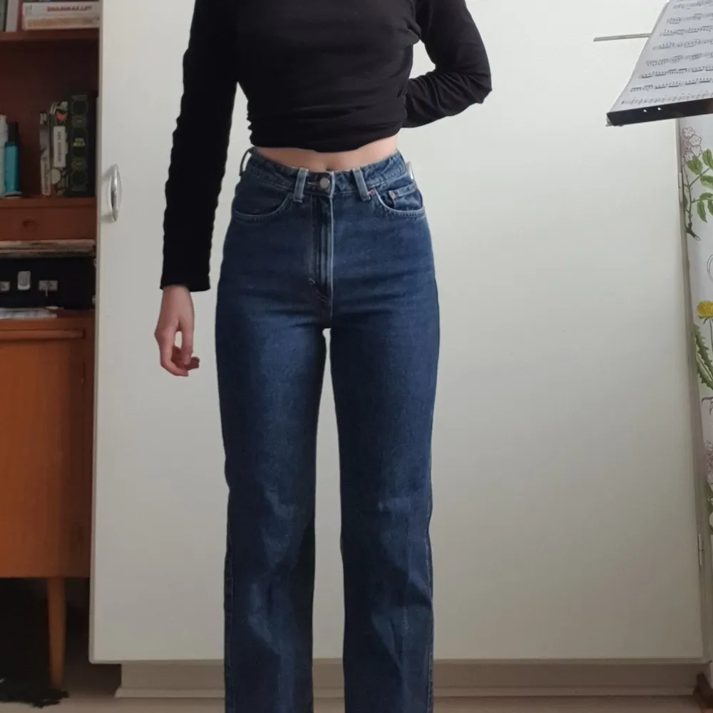 Skitsnygga mörkblå raka jeans från weekday i modellen rowe!! Storlek 25/30 och är perfekt längd för mig som är 168cm. Pris kan diskuteras:) Skriv om du har frågor!🥰. Jeans & Byxor.