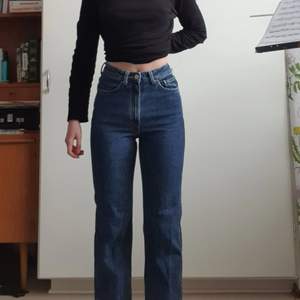 Skitsnygga mörkblå raka jeans från weekday i modellen rowe!! Storlek 25/30 och är perfekt längd för mig som är 168cm. Pris kan diskuteras:) Skriv om du har frågor!🥰