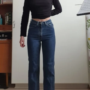 Weekday rowe Jeans - Skitsnygga mörkblå raka jeans från weekday i modellen rowe!! Storlek 25/30 och är perfekt längd för mig som är 168cm. Pris kan diskuteras:) Skriv om du har frågor!🥰