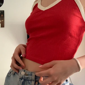 Röd topp - Jättesöt, smått ribbad, röd topp med vit detalj som passar fint till sommaren. Passar till det mesta❤️ Pris kan diskuteras. Jag brukar ha xs/s så skulle säga att den passar m också! Fint skick! 